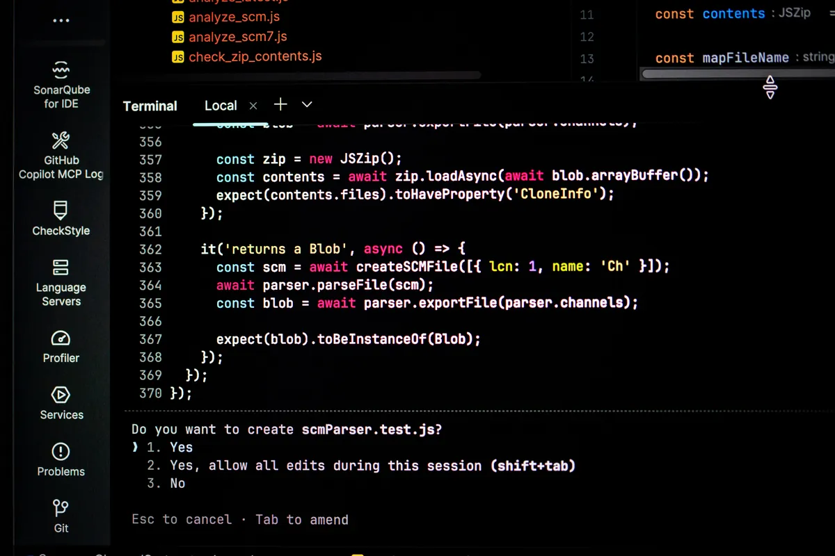 Pantalla de ordenador con alertas y código de terminal — visualización del análisis de seguridad activo en un sistema