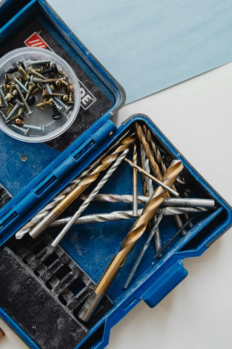Juego de brocas en caja azul — brocas doradas para madera y metal, y de carburo para hormigón y ladrillo