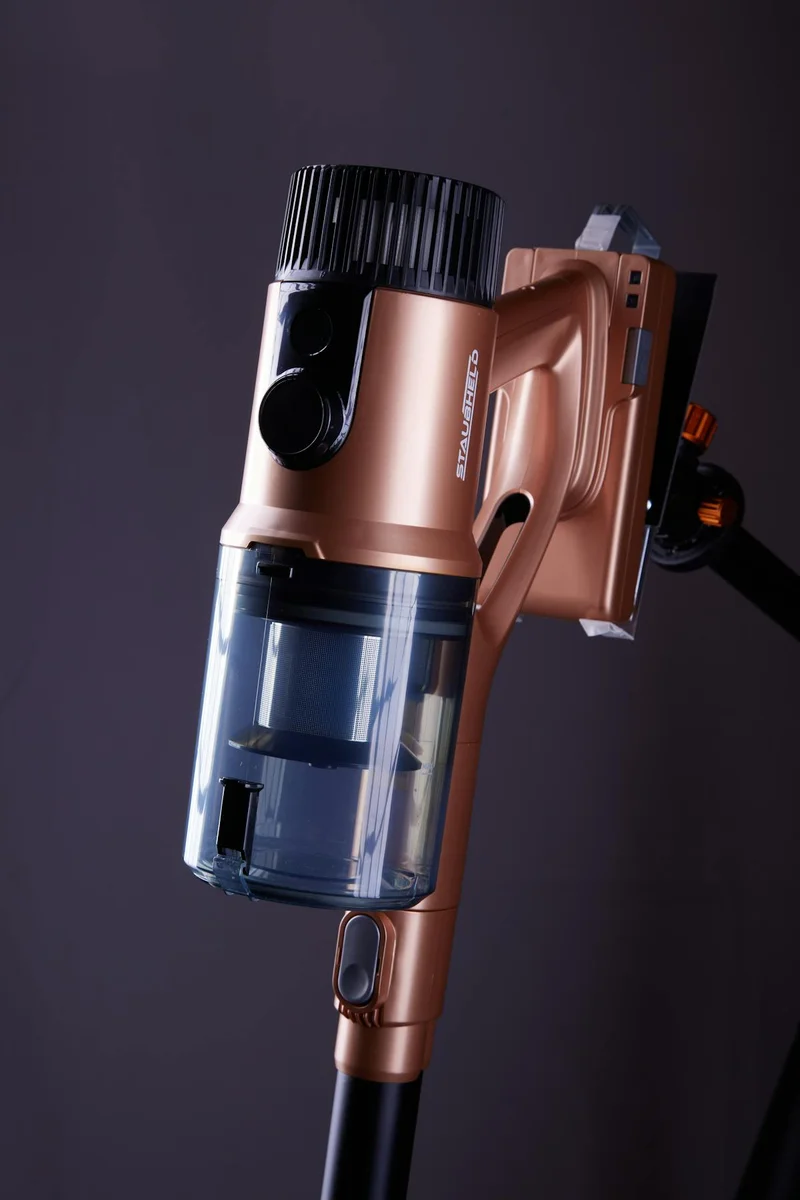 Escoba eléctrica o aspiradora robot: cuál limpiar mejor tu casa (y cuándo usar las dos)