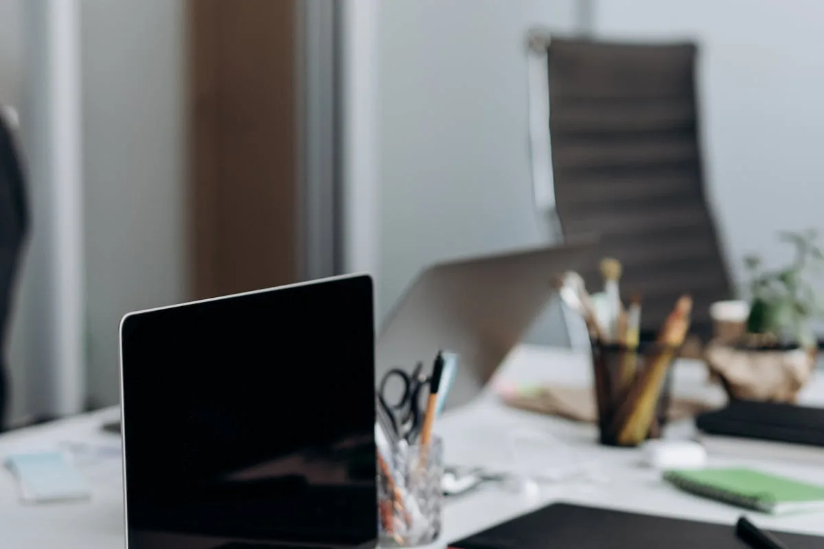 Laptop abierto con hoja de cálculo en pantalla — entorno de trabajo productivo