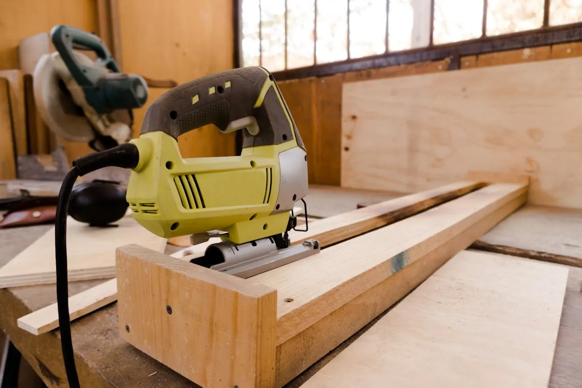 Sierra caladora sobre tablero de madera en taller — perfecta para cortes curvos e irregulares
