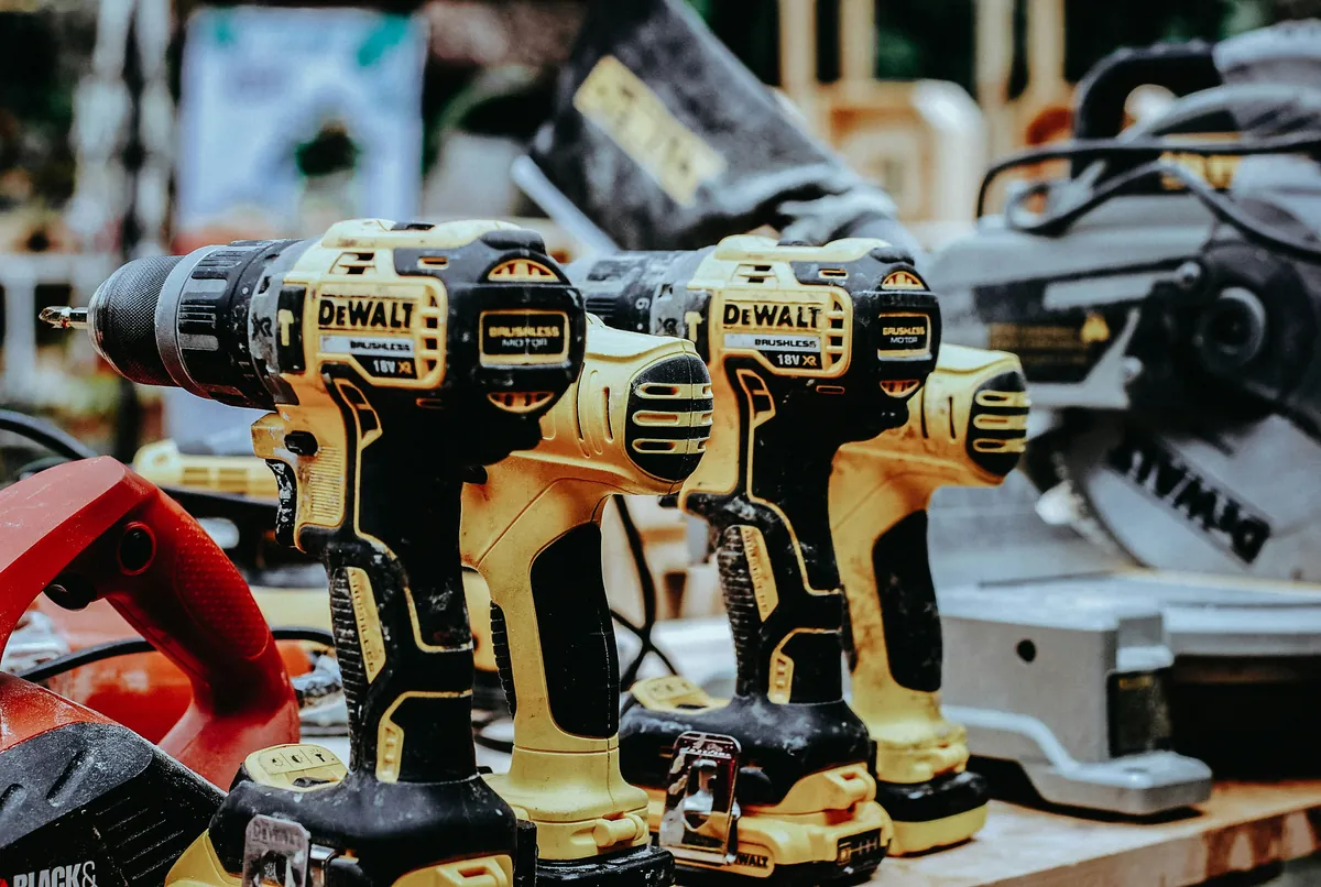 Taladros inalámbricos DeWalt sobre una mesa — marca de referencia en el mercado americano de herramientas de potencia