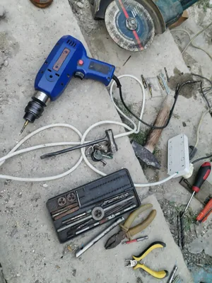 Stud finder: qué es, cuál comprar y cómo usarlo en casas americanas