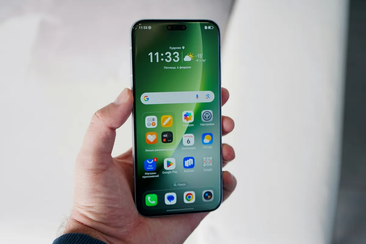 Smartphone mostrando la app de VPN conectada con interfaz verde — señal de conexión activa a servidor en España