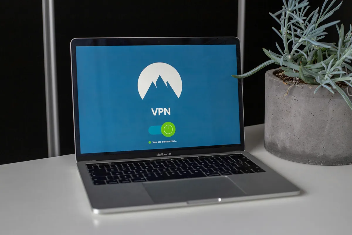 Laptop mostrando la interfaz de una VPN activa con servidor en España — el paso previo a abrir RTVE, Atresplayer o Mitele desde EEUU