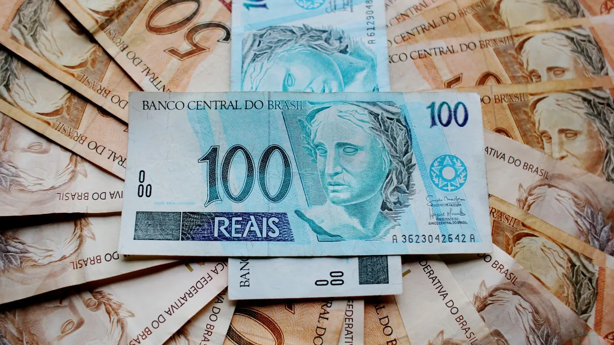 Notas de reais de diferentes valores sobrepostas.