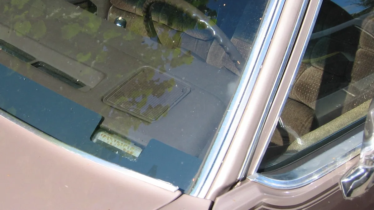 Identificação VIN visível pela base do para-brisa de um automóvel.