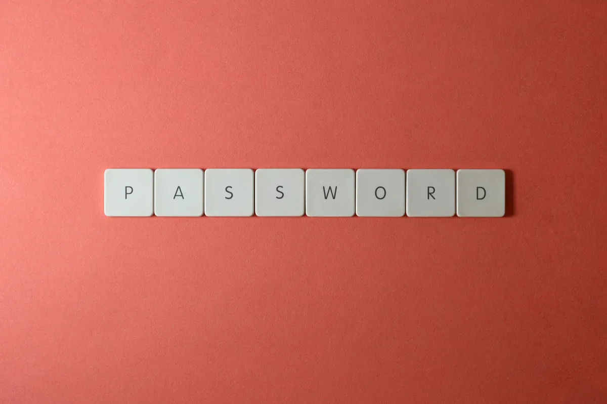 Bitwarden vs 1Password — ¿Cuál gestor de contraseñas elegir en 2026?